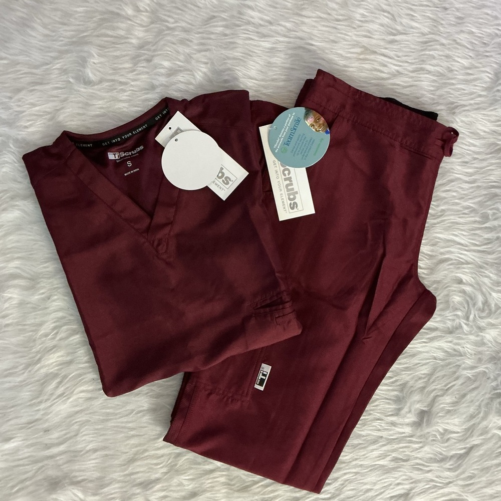TI scrubs set women’s small